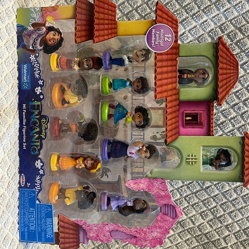 New Disney Encanto Mi Familia Figurine Set